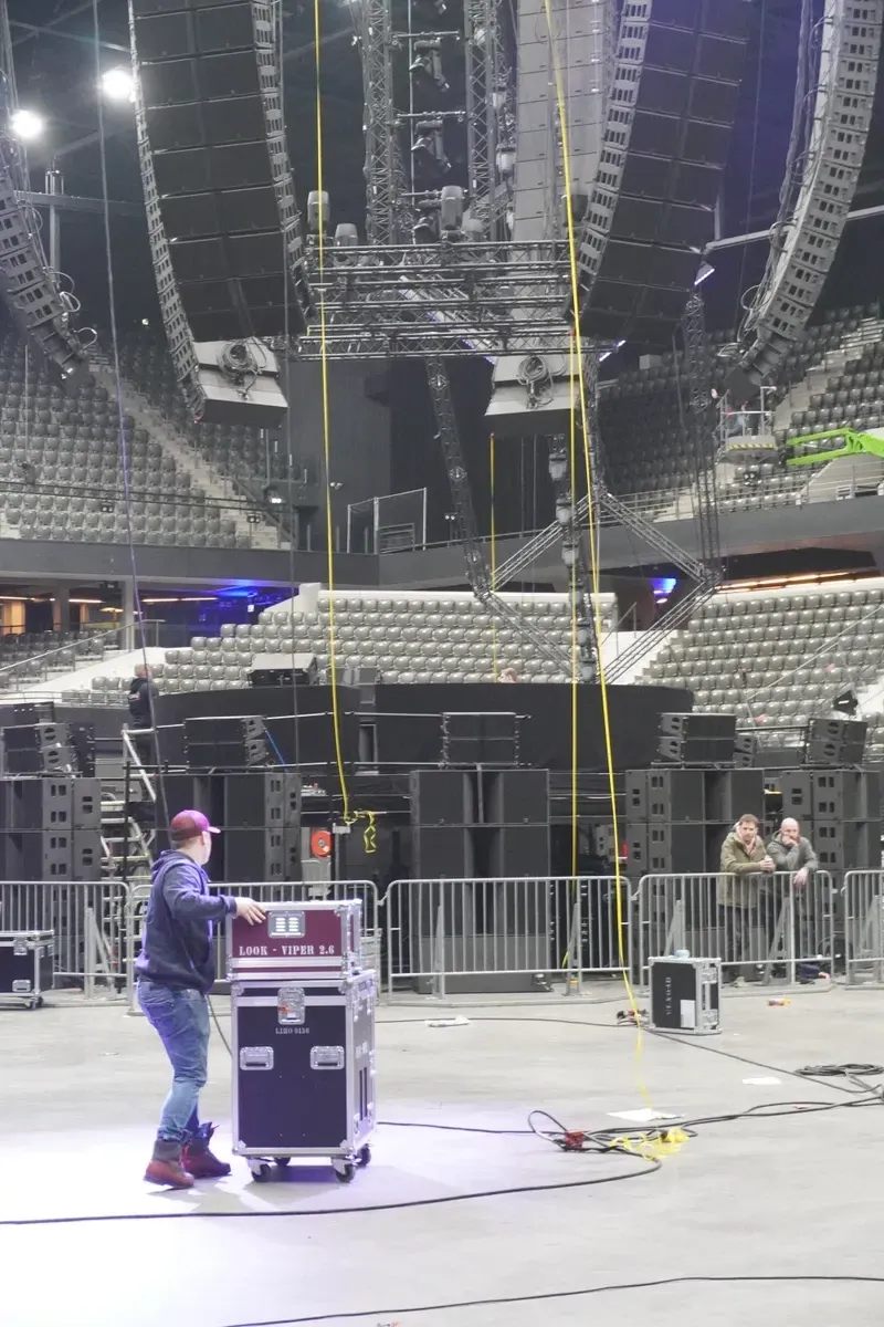Repetitie van luchtacrobaat onder paarse podiumbelichting