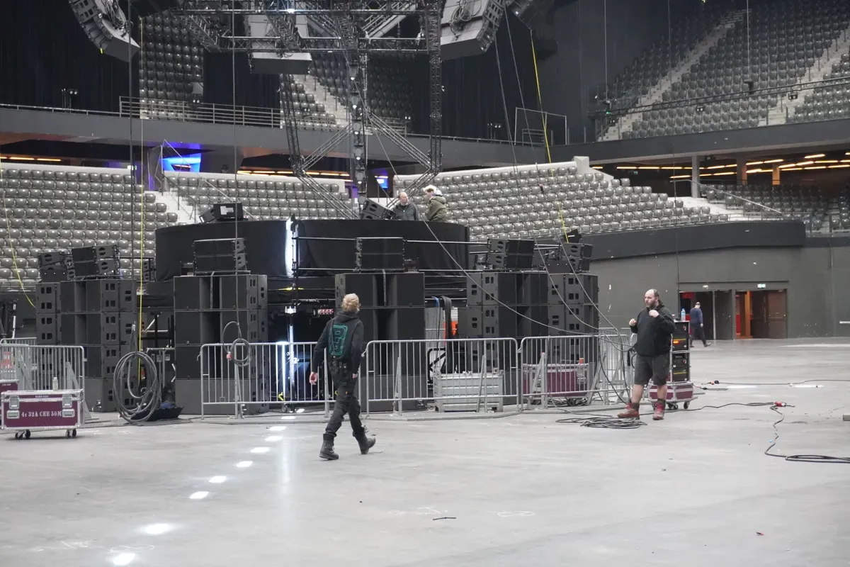 Lege zaal tijdens technische repetitie met crew aan het werk